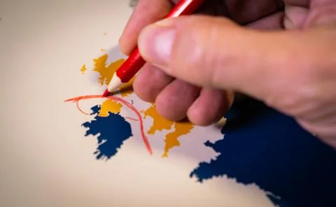Hand drawing a red line between the UK and Northern Ireland, Backstop and Brexit Foto stock