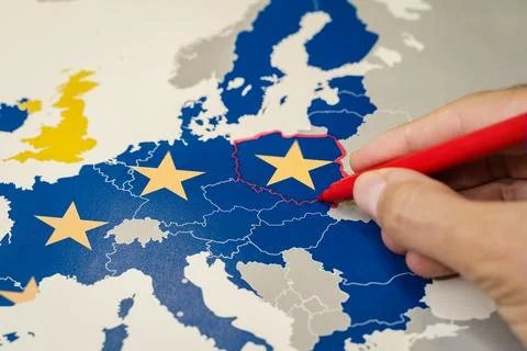 Hand drawing a red line between Poland and the rest of EU, Polexit concept. Foto stock
