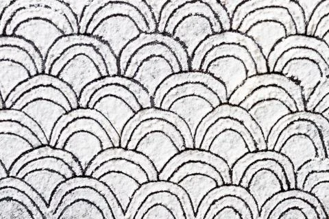 Hand drawn geometric pattern ornament printed on white flour, sand, powder. B Foto stock