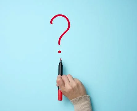 Hand drawn question mark with a red marker on a blue background. Search for.. 스톡 사진