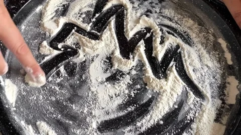 Hand draws christmas tree on toeboard with flour Video stock 161427627