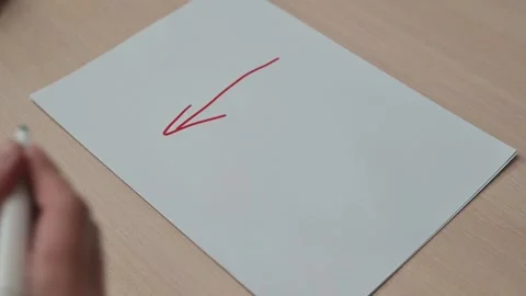 A hand draws red arrows pointing downwards and green arrows pointing upwards on 库存影片 337550186