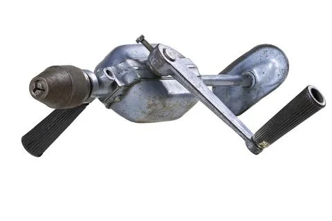 Hand drill for work in the carpentry workshop. Old tools powered by human mus Foto stock