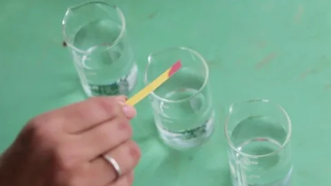 Hand dripping pH indicator into test Video stock 75913319