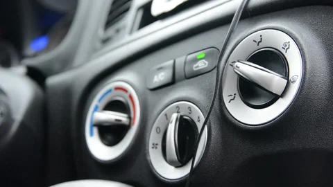 Hand driver turn control button of air condition system in car. Vídeos de archivo 123100463