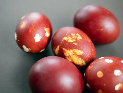 Hand-dyed Easter eggs with traditional natural patterns Foto stock