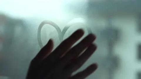 Hand erasing destroys heart shape drawing on misted window Vídeo Stock 144825114