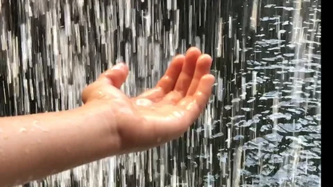 The hand falls slowly Stockbeeldmateriaal 90811703