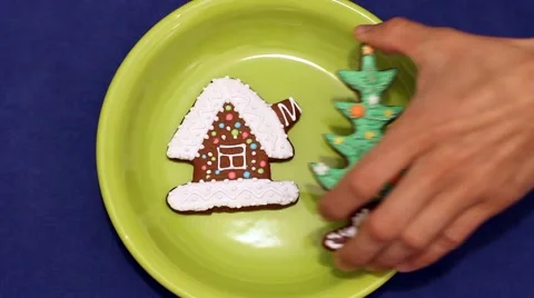 Hand fast puts composition of gingerbread cookies on a plate(timelapse) Video stock 46434307