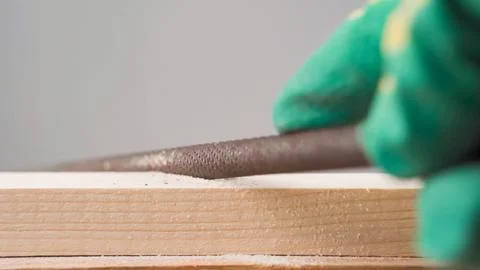 Hand with file makes a cut in the tree. Carpentry work Stockfoto's