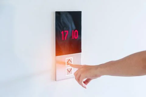 Hand finger press the Elevator button, woman waiting for Elevator in office o Foto stock