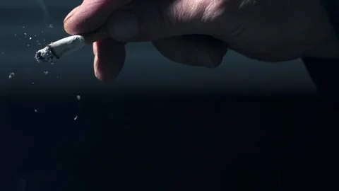 Hand flicking ash of cigarette 库存影片 318904931