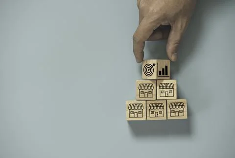 Hand flipping between target and sale growth on Shopping store Foto stock