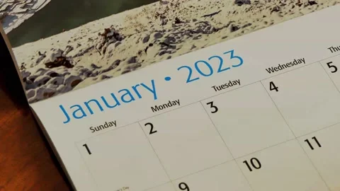A hand flipping through six months of 2023 calendar starting with December 2022 Vídeos de archivo 228746915