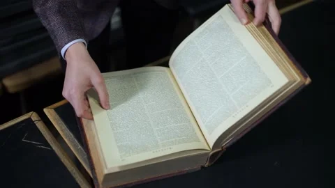Hand Flips Book Pages During Reading. Close Up. Vídeos de archivo 170873726