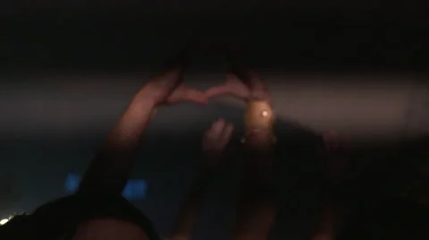 Hand forms heart at concert 库存影片 50185063