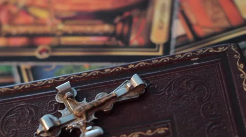 Hand fortune teller pulls out a deck of Tarot cards Stock-Footage 62365129