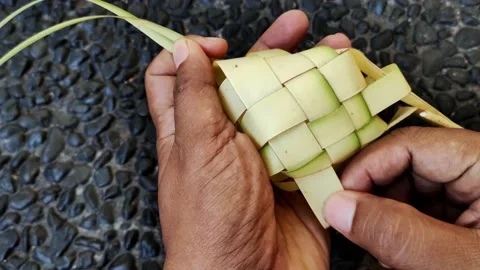 Hand gesture is stringing coconut leaves to make diamonds 動画素材 220383699