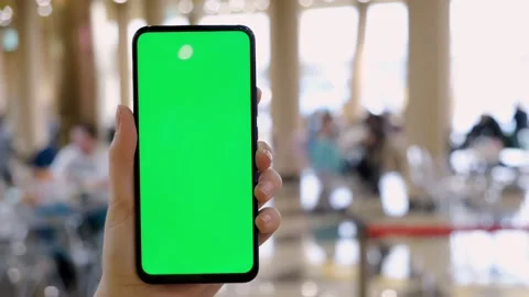 Hand of girl using smartphone with chroma key in the shopping center. Stock-Footage 154074496