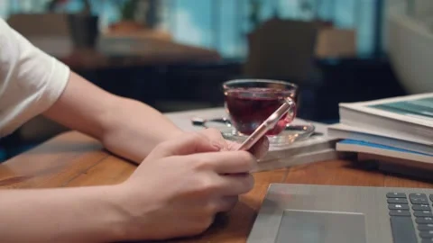 Hand of girl using smartphone Stock-Footage 137238729