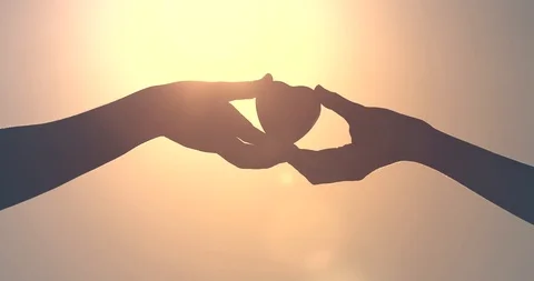 Hand giving heart to another. Vídeo Stock 118404714