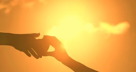 Hand giving heart to another on sunset background. Vídeo Stock 123736821