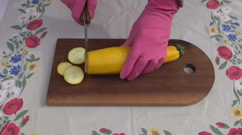 Hand with glove cutting fresh yellow zucchini Video stock 26530341