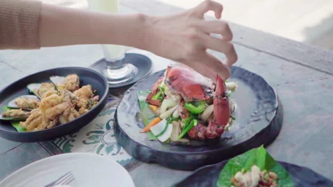 Hand grab crab claw dish Stock-Footage 158377913