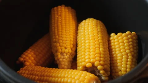 Hand grabs cooked sweet corn - close up Stock-Footage 162119230