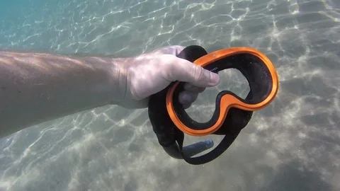 Hand grabs the scuba mask from the bottom of the sea 스톡 동영상 116633255