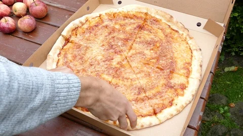 Hand grabs slice of pizza 動画素材 118526191
