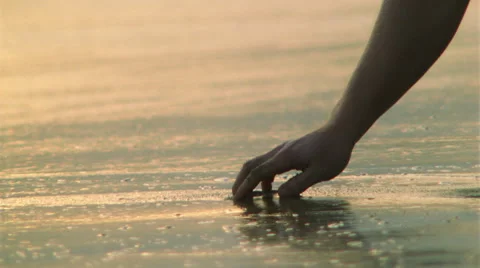 Hand Grabs Wet Sand Stockbeeldmateriaal 45890697