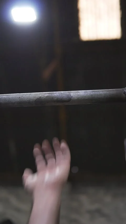 Hand Grasping Bar Vídeos de archivo 248063589