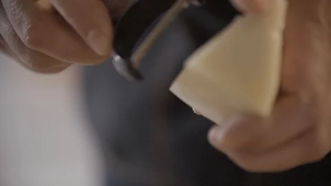 Hand grating parmesan Stockbeeldmateriaal 93684653