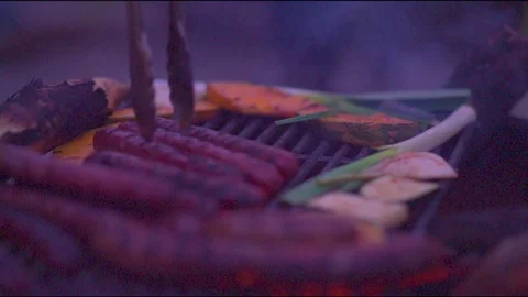 Hand grilling sausages on barbeque Vidéo 76102205