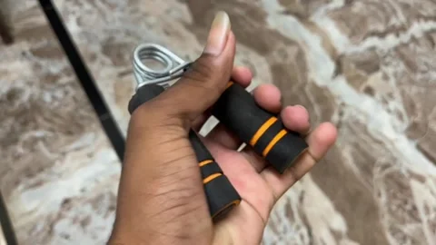 Hand Gripper Exercise Closeup | Forearm Strengthener Vidéo 316225867