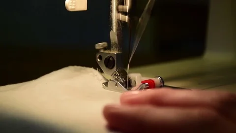Hand guiding fabric on a sewing machine  Vídeo Stock 82042218