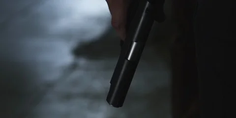 Hand with a gun Vidéo 112130075