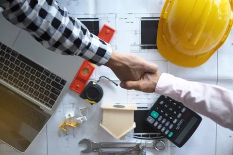 Hand in hand between project contractors and customers due to negotiation of  Stock Photos