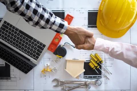 Hand in hand between project contractors and customers due to negotiation of  Foto stock