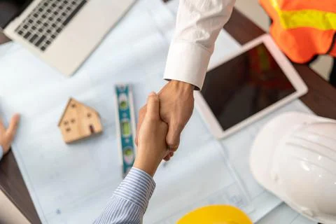 Hand in hand between project contractors and customers due to negotiation of  Foto stock