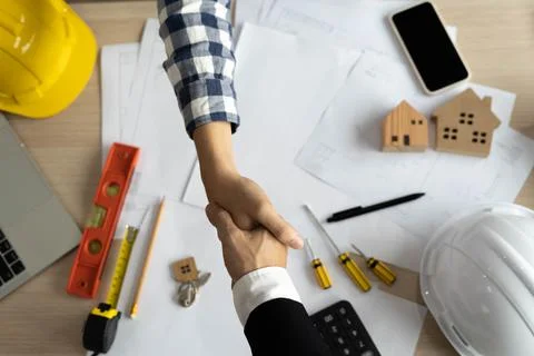 Hand in hand between project contractors and customers due to negotiation of  Foto stock