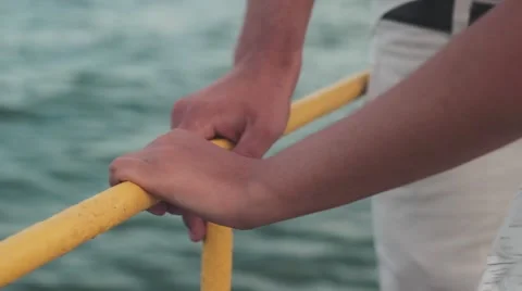 Hand in hand. Couple on the beach. Vídeo Stock 52370338