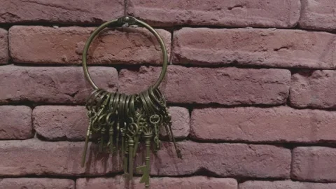 Hand Hanging Bunch of Vintage Skeleton Keys Stockbeeldmateriaal 334876947