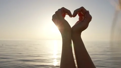Hand heart shape Vidéo 222928250