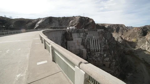 Hand held camera walking through street and sidewalk over Agua de Toro Dam Vidéo 95558188