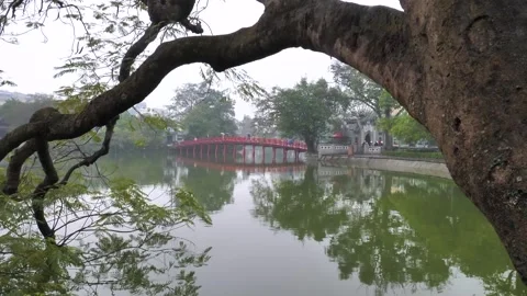 Hand-held shot of Hanoi’s Hoan Kiem Lake with the iconic The Huc Bridge. Vietnam Vídeos de archivo 305744591