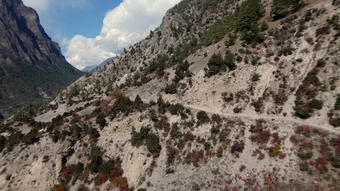 Hand held shot of path between Ghyaru to Nawal with Annapurna, in Annapu Circuit Video stock 129956325