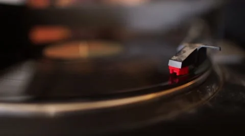 Hand held shot of record playing, no audio. Video stock 66491604