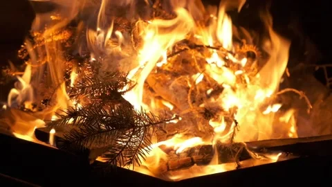 Hand held slow motion close up video of backyard fire burning in a steel fi.. Vídeo Stock 233723715